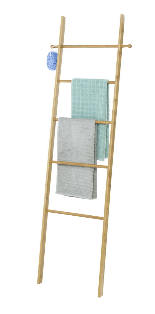 Handtuchleiter Bahari aus Holz mit zwei Handtüchern und einem blauen Schwamm, seitliche Perspektive