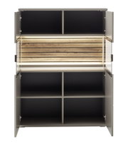 Frontale Ansicht eines Highboards mit offenen Türen, mehreren Fächern und einer beleuchteten Holzrückwand.