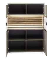 Frontale Ansicht eines Highboards mit offenen Türen, mehreren Fächern und einer beleuchteten Holzrückwand.