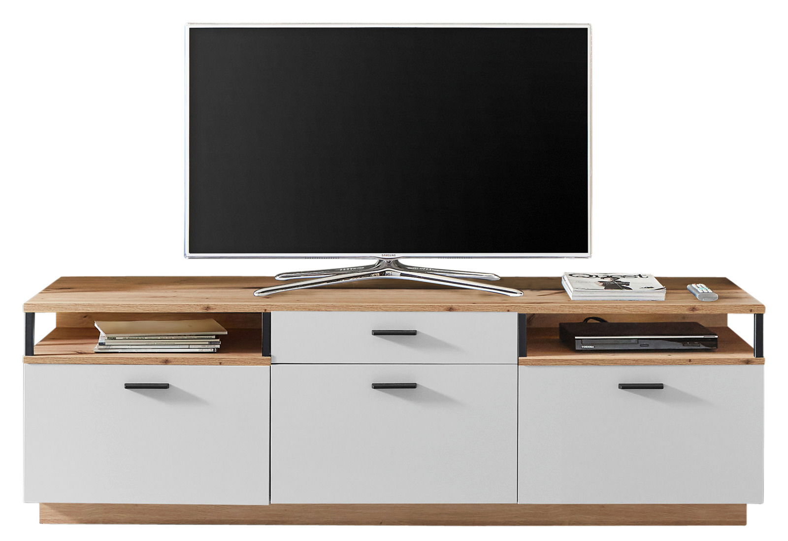 TV-Lowboard aus Holz mit weißer Front, drei Schubladen und offenen Fächern, frontal abgebildet.