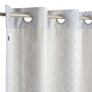 Ösenvorhang mit floralem Muster in Nahaufnahme, aufgehängt an einer Metallstange