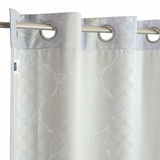 Ösenvorhang mit floralem Muster in Nahaufnahme, aufgehängt an einer Metallstange