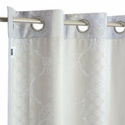 Ösenvorhang mit floralem Muster in Nahaufnahme, aufgehängt an einer Metallstange