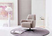 Moderner Relaxsessel in einem stilvollen Wohnzimmer, seitliche Perspektive.