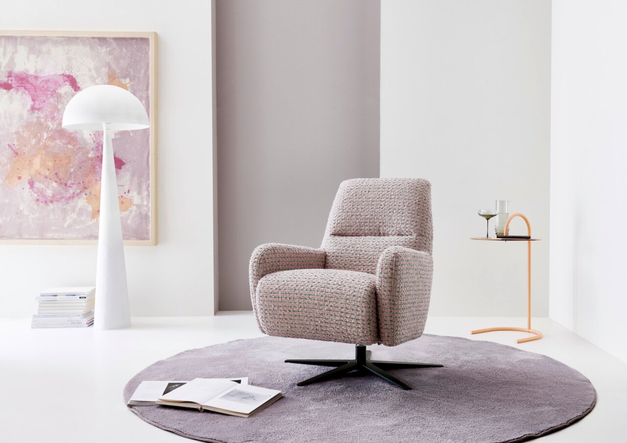 Moderner Relaxsessel in einem stilvollen Wohnzimmer, seitliche Perspektive.