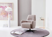 Moderner Relaxsessel in einem stilvollen Wohnzimmer, seitliche Perspektive.