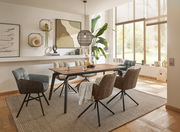 Moderner Esstisch 160x90 cm in einem stilvollen Esszimmer mit sechs gepolsterten Stühlen, umgeben von Kunstwerken und Pflanzen, aus der Perspektive des Raumes betrachtet.