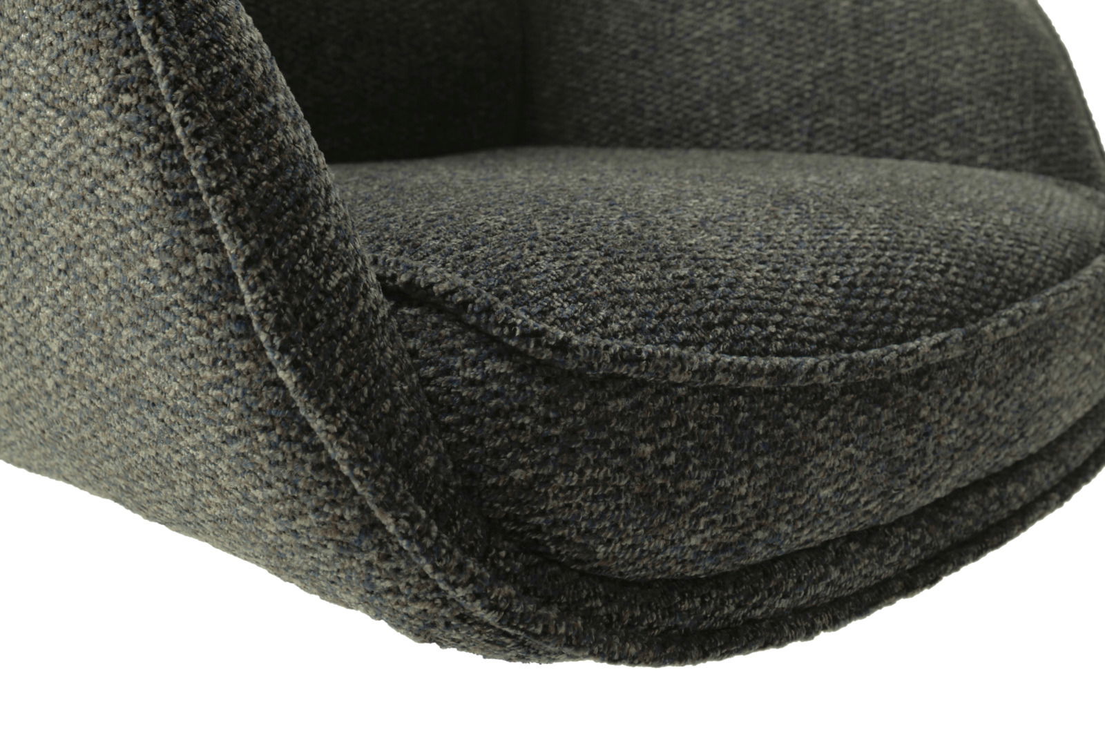 Nahaufnahme eines Armlehnstuhls mit grauem Stoffbezug, seitliche Perspektive