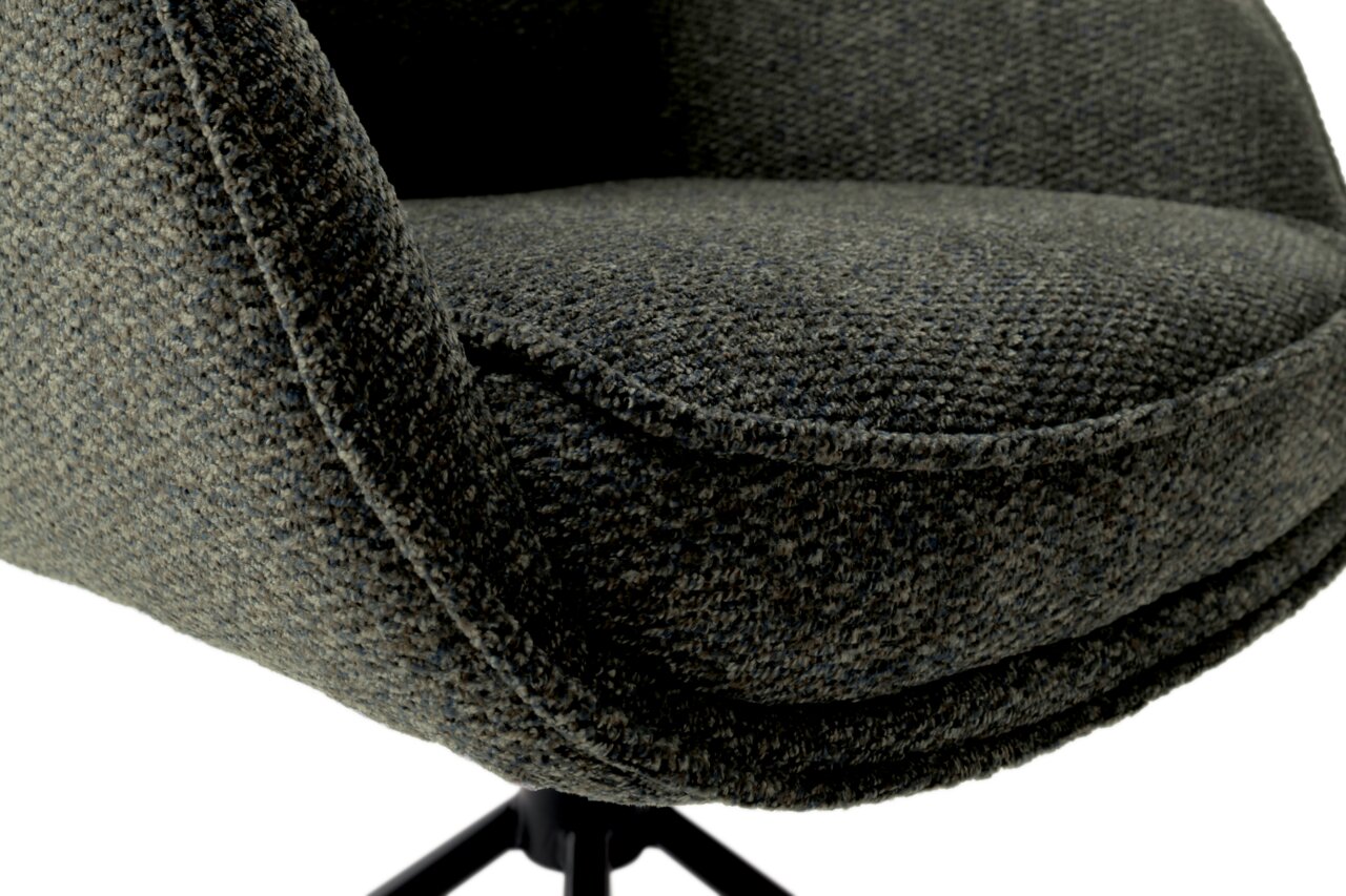 Nahaufnahme eines Armlehnstuhls mit grauem Stoffbezug, seitliche Perspektive