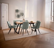 Esszimmer mit modernem Tisch und sechs gepolsterten Stühlen in einem hellen Raum mit großen Fenstern, seitliche Perspektive.