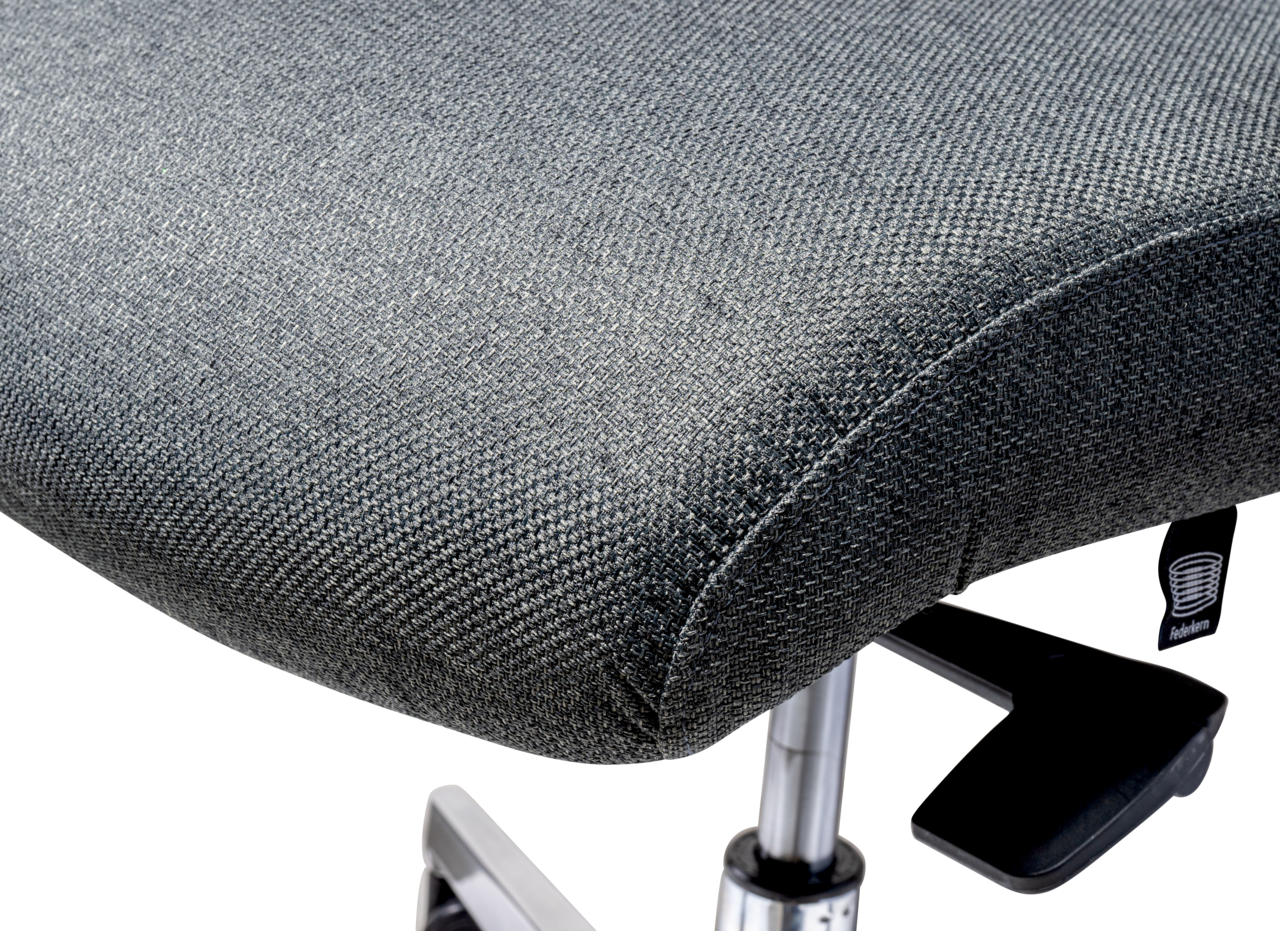 Nahaufnahme eines grauen Drehstuhlsitzes mit Stoffbezug und verstellbarem Hebel, seitliche Perspektive