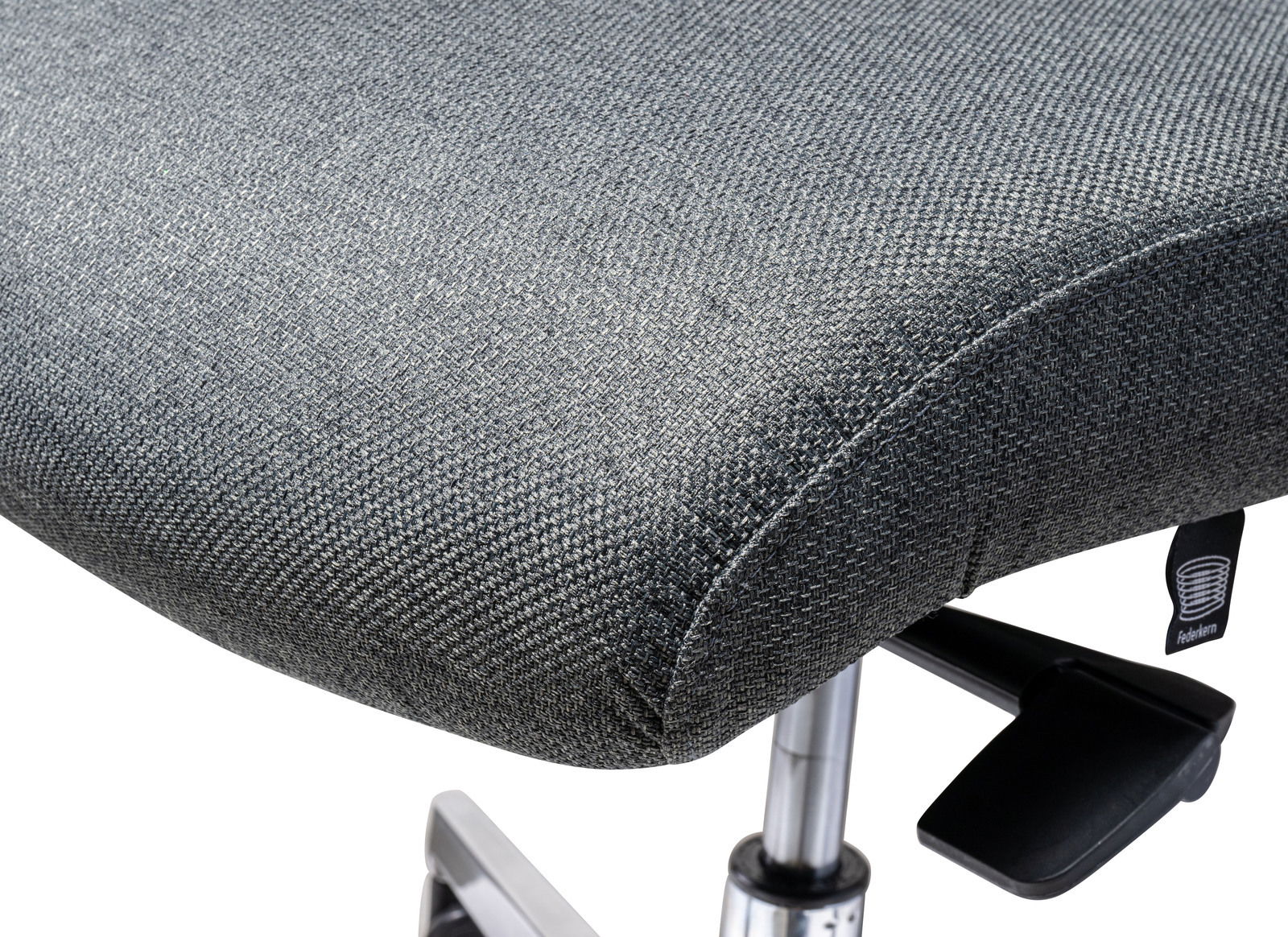 Nahaufnahme eines grauen Drehstuhlsitzes mit Stoffbezug und verstellbarem Hebel, seitliche Perspektive