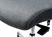 Nahaufnahme eines grauen Drehstuhlsitzes mit Stoffbezug und verstellbarem Hebel, seitliche Perspektive