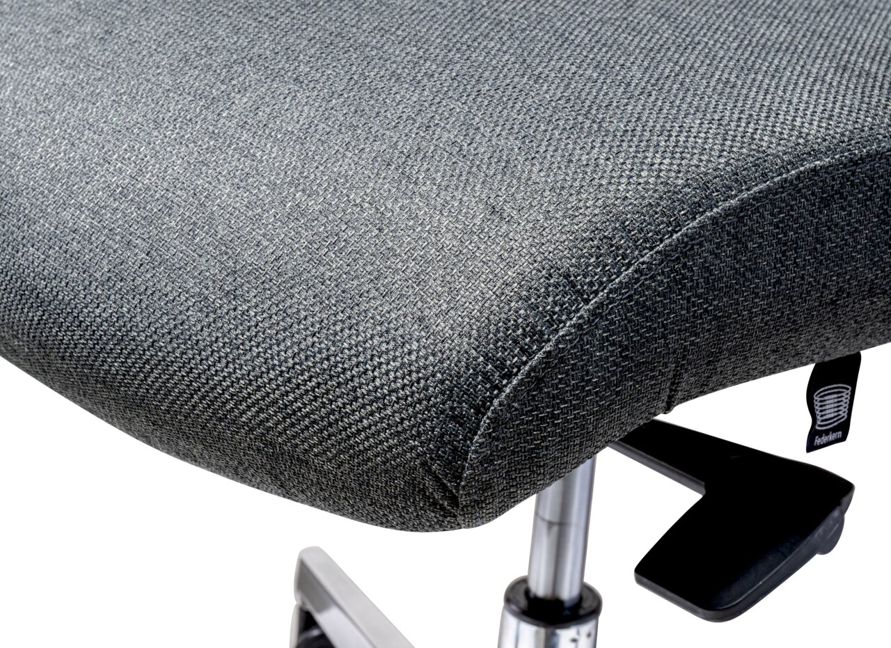 Nahaufnahme eines grauen Drehstuhlsitzes mit Stoffbezug und verstellbarem Hebel, seitliche Perspektive