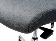 Nahaufnahme eines grauen Drehstuhlsitzes mit Stoffbezug und verstellbarem Hebel, seitliche Perspektive