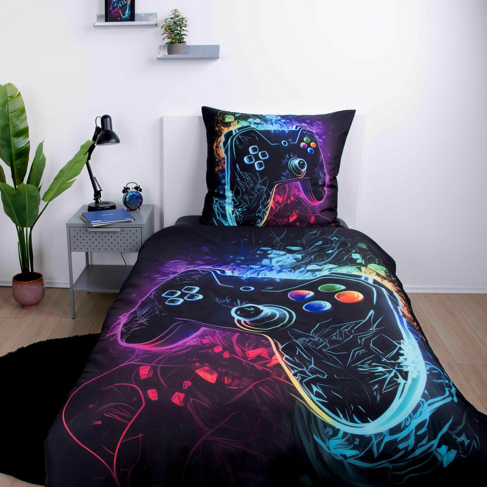 Microfaser-Bettwäsche mit buntem Gamecontroller-Design, frontal auf einem Einzelbett präsentiert.
