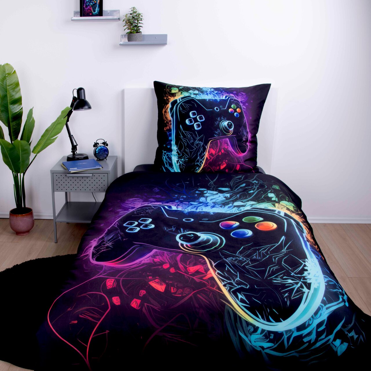 Herding Microfaser-Bettwäsche GAMING Microfaser-Bettwäsche mit buntem Gamecontroller-Design, frontal auf einem Einzelbett präsentiert.