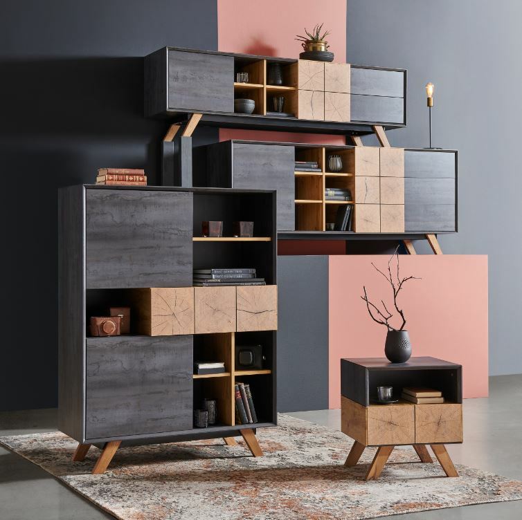 Moderne Nachtkonsole aus Holz und Metall in einem stilvollen Raum, seitliche Perspektive.