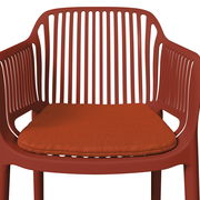 Roter Stapelsessel mit Kissen, Vorderansicht