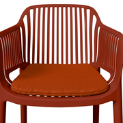 Roter Stapelsessel mit Kissen, Vorderansicht