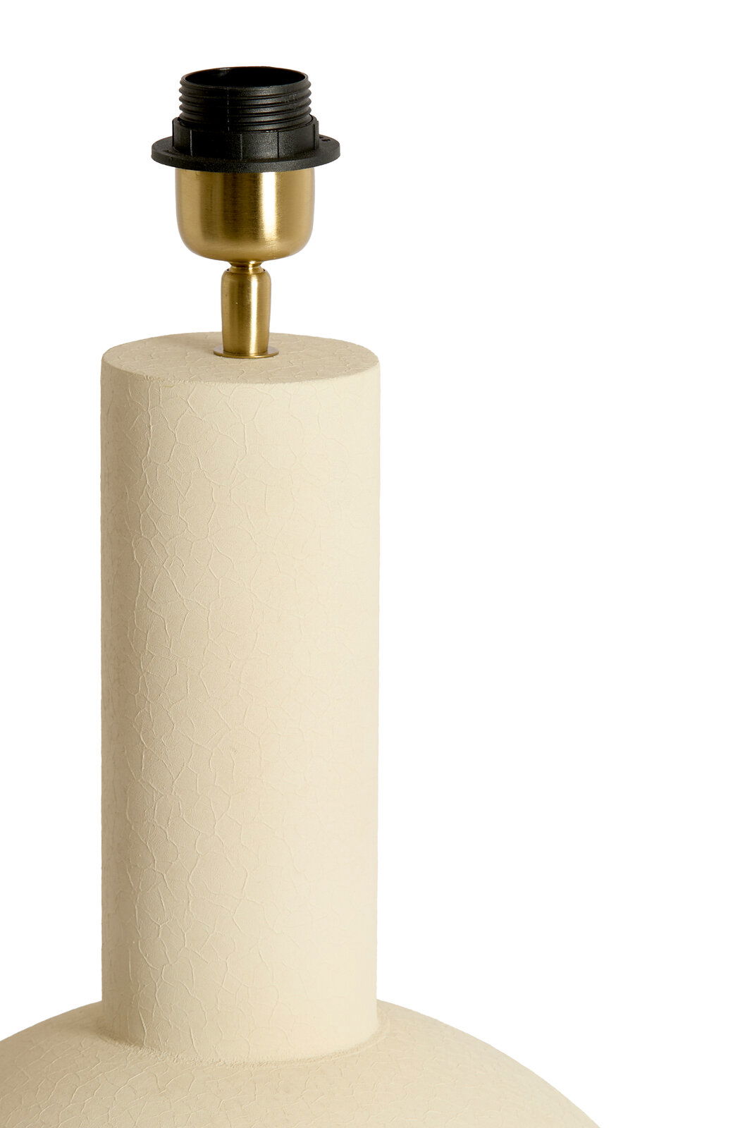 Nahaufnahme eines cremefarbenen Lampenfußes mit strukturierter Oberfläche und goldener Fassung, seitliche Perspektive.