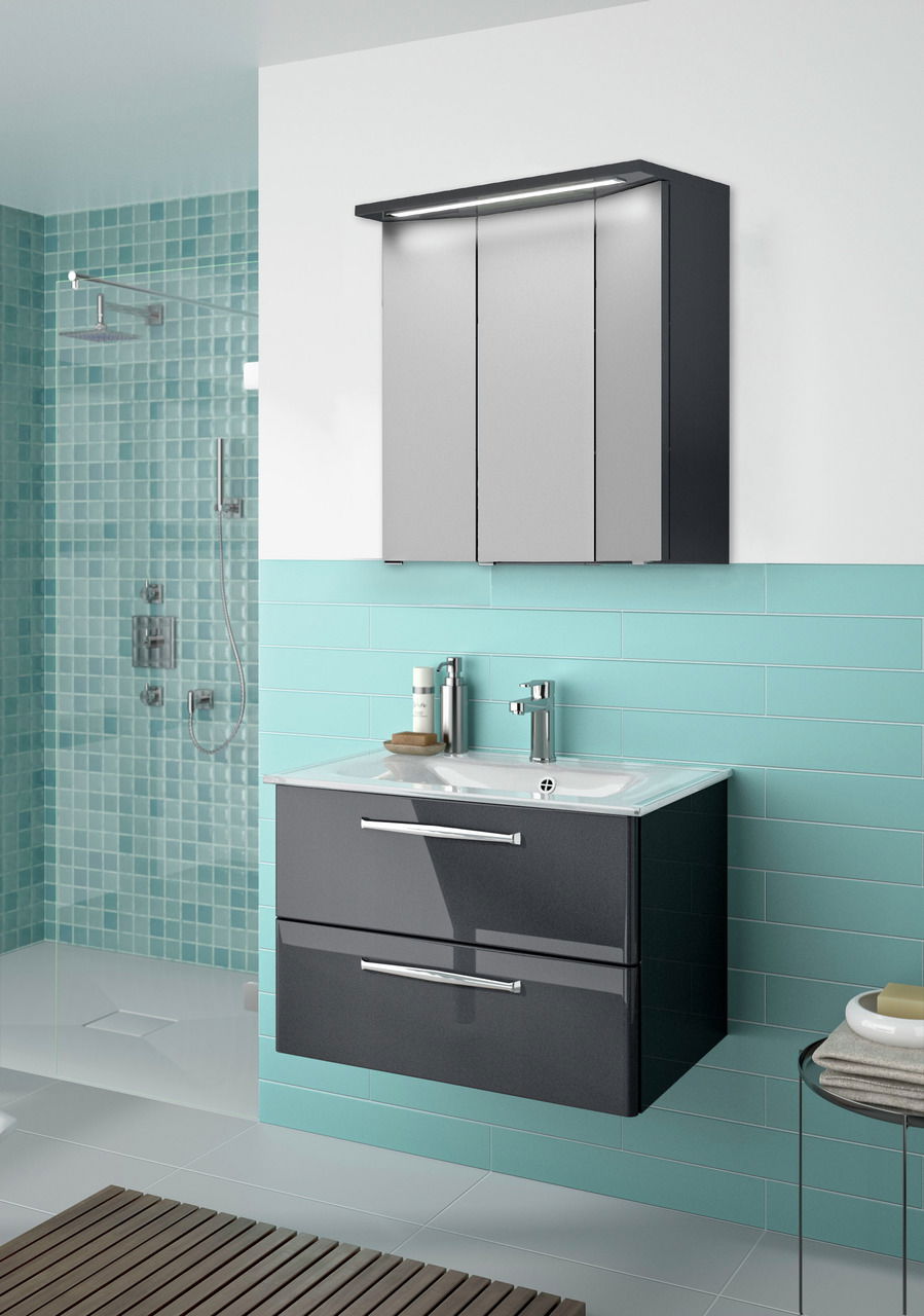 Moderner Badblock mit grauem Waschtisch und Spiegelschrank, seitliche Perspektive