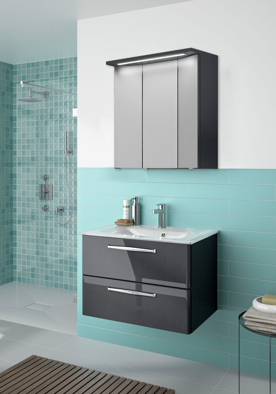 Moderner Badblock mit grauem Waschtisch und Spiegelschrank, seitliche Perspektive