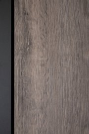 Nahaufnahme einer Holzoberfläche mit natürlicher Maserung und einem schwarzen Rand auf der linken Seite.