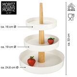 Dreistufige weiße Etagere mit Holzmittelstange, gefüllt mit Erdbeeren, seitliche Perspektive