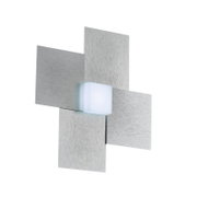Moderne LED-Wandleuchte mit vier versetzt angeordneten Metallplatten in gebürsteter Aluminiumoptik und zentralem, würfelförmigem Leuchtkörper, frontal aus leicht seitlicher Perspektive dargestellt