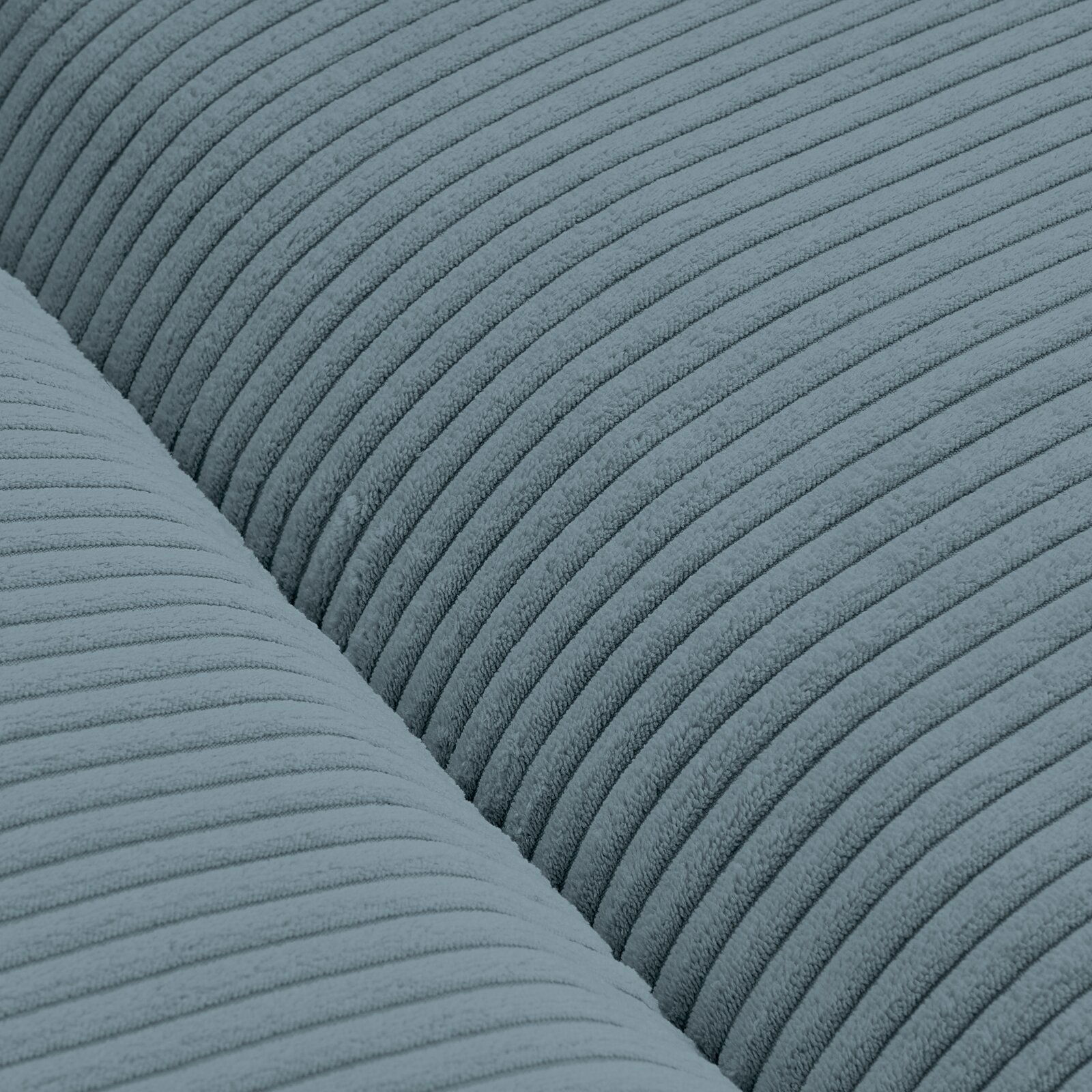 Nahaufnahme eines blauen, gerippten Stoffes eines Big-Sofas in Draufsicht.