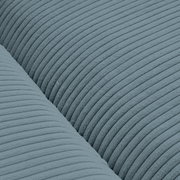 Nahaufnahme eines blauen, gerippten Stoffes eines Big-Sofas in Draufsicht.