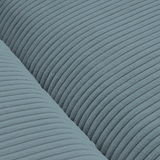 Nahaufnahme eines blauen, gerippten Stoffes eines Big-Sofas in Draufsicht.
