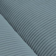 Nahaufnahme eines blauen, gerippten Stoffes eines Big-Sofas in Draufsicht.