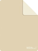 Beige Jacquard-Decke mit umgeschlagener Ecke und dem Schriftzug 'MEIN PLATZ!' in der unteren rechten Ecke, Draufsicht.