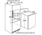 Technische Skizze eines Einbaukühlschranks im Hochschrank mit Maßangaben (u. a. 880/870 mm, 540 mm, min. 550/560 mm) sowie Luftauslass oben und Lufteintritt im Sockel je 200 cm²; Perspektive: isometrische 3D-Ansicht schräg von vorn.