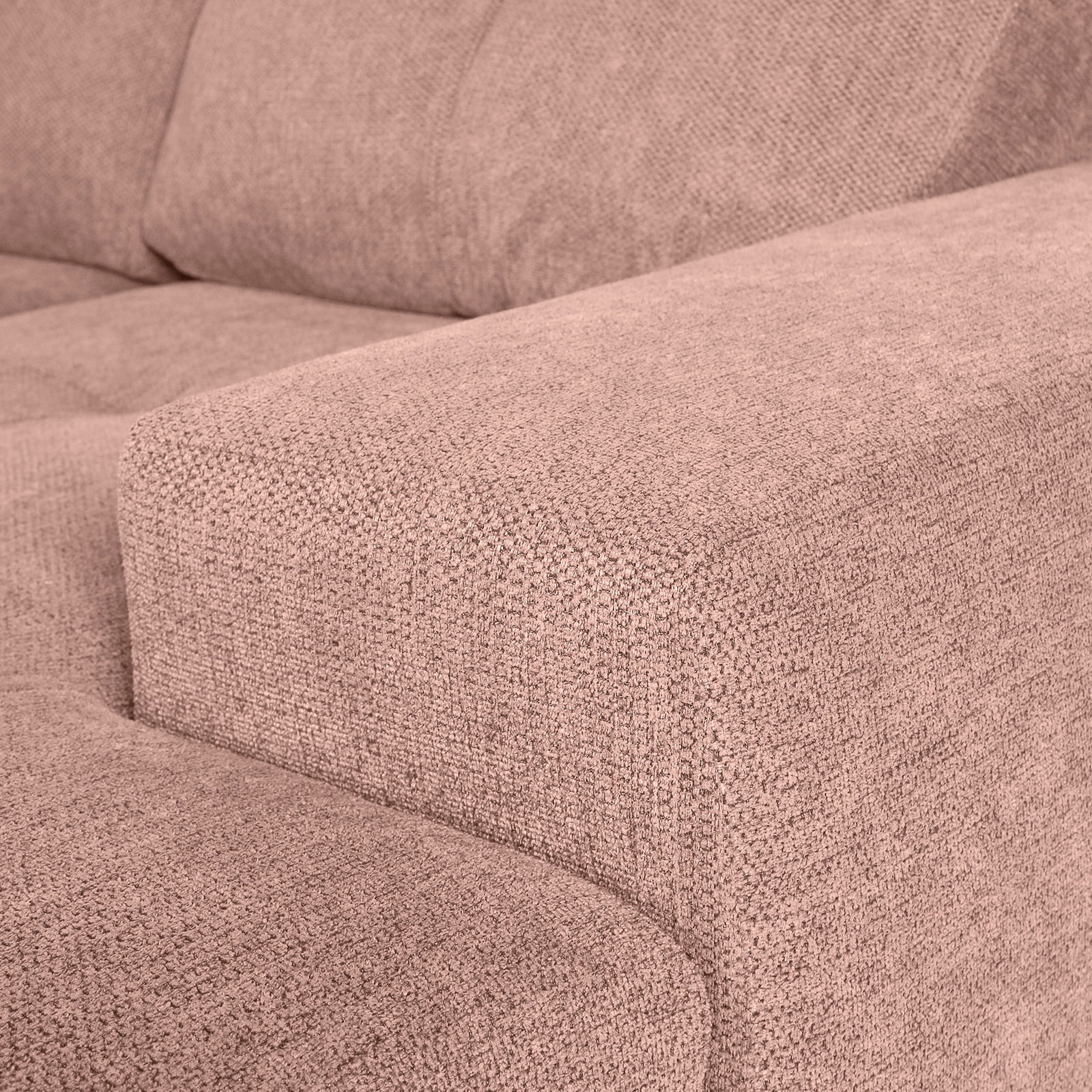 Nahaufnahme einer beigen Sofaecke mit texturierter Stoffoberfläche, seitliche Perspektive.