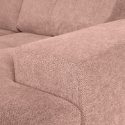 Nahaufnahme einer beigen Sofaecke mit texturierter Stoffoberfläche, seitliche Perspektive.