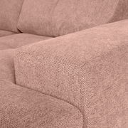 Nahaufnahme einer beigen Sofaecke mit texturierter Stoffoberfläche, seitliche Perspektive.