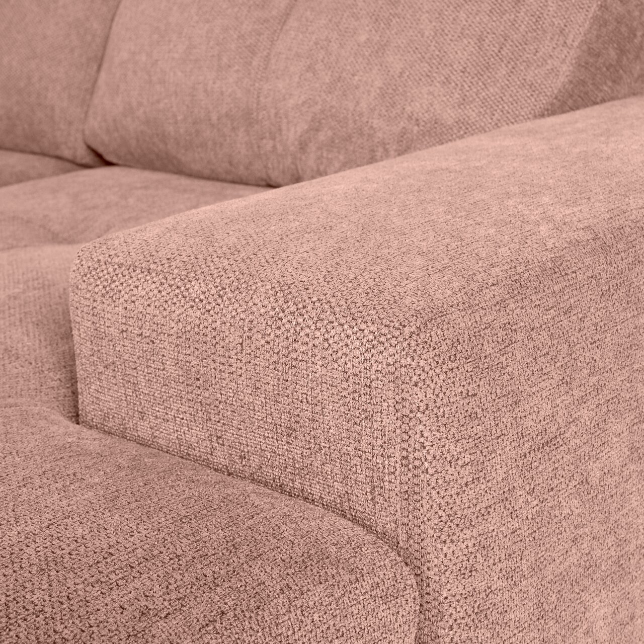 Nahaufnahme einer beigen Sofaecke mit texturierter Stoffoberfläche, seitliche Perspektive.