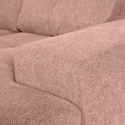 Nahaufnahme einer beigen Sofaecke mit texturierter Stoffoberfläche, seitliche Perspektive.