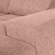 Nahaufnahme einer beigen Sofaecke mit texturierter Stoffoberfläche, seitliche Perspektive.