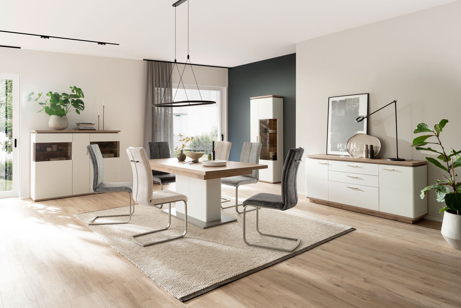 Zurbrüggen Highboard PALERMO Moderne Esszimmermöbel mit Esstisch, Stühlen, Sideboard und Highboard in einem hellen Raum mit Holzboden, seitliche Perspektive.