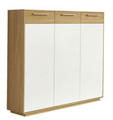 XL-Schuhkommode aus der Serie LOVENO von VOSS in Holzoptik mit weißen Fronten, seitliche Perspektive