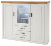 Weiße Anrichte/Sideboard im Landhausstil mit Holzoptik-Abdeckplatte, zwei Türen, mittiger Vitrinentür mit Glasboden und LED-Beleuchtung sowie drei Schubladen, Frontansicht leicht schräg von links