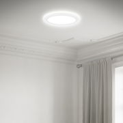 LED-Deckenleuchte Briloner SLIM, montiert an einer Zimmerdecke, seitliche Perspektive