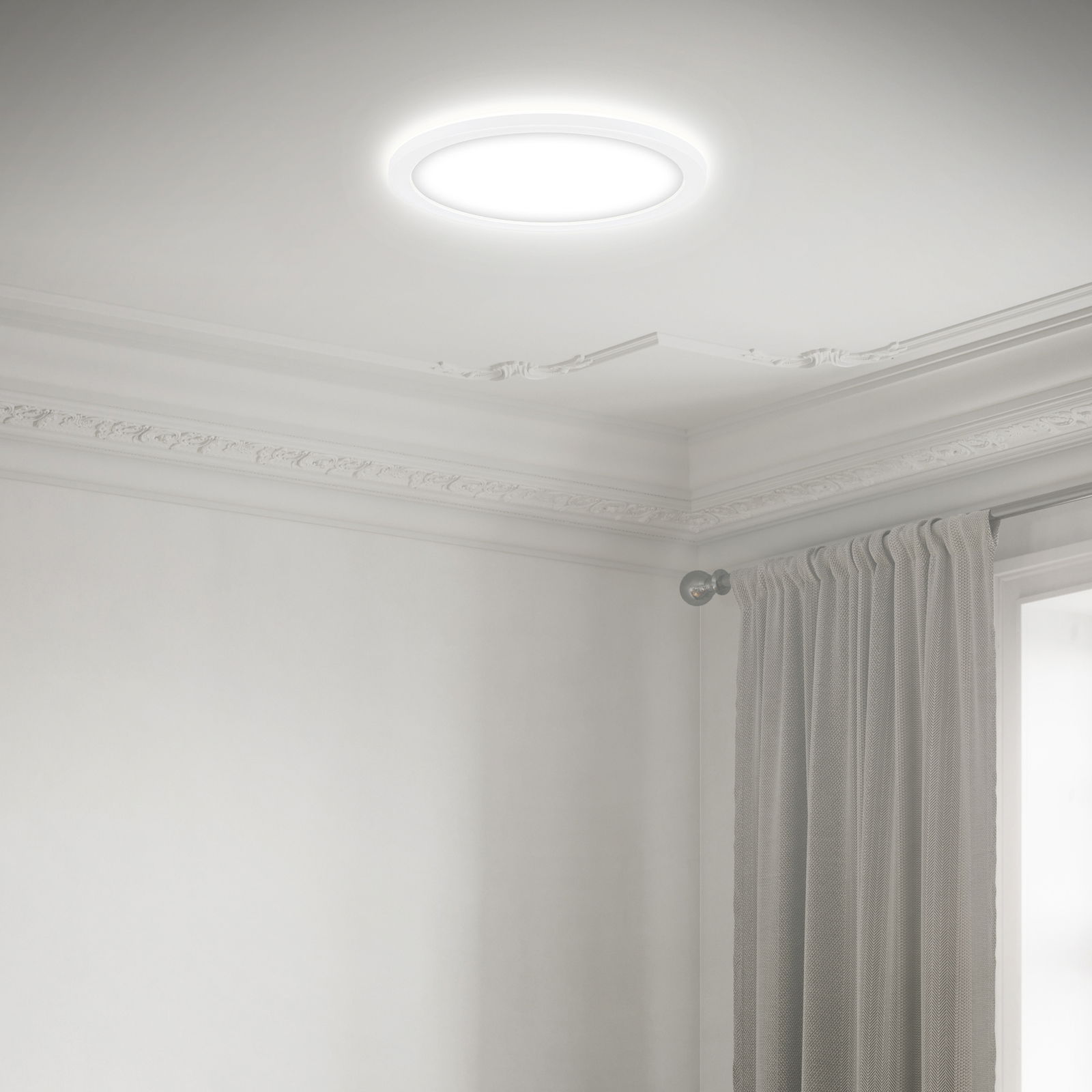 LED-Deckenleuchte Briloner SLIM, montiert an einer Zimmerdecke, seitliche Perspektive