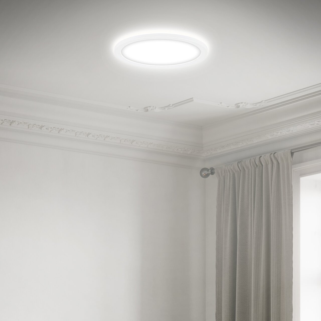 LED-Deckenleuchte Briloner SLIM, montiert an einer Zimmerdecke, seitliche Perspektive