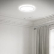 LED-Deckenleuchte Briloner SLIM, montiert an einer Zimmerdecke, seitliche Perspektive