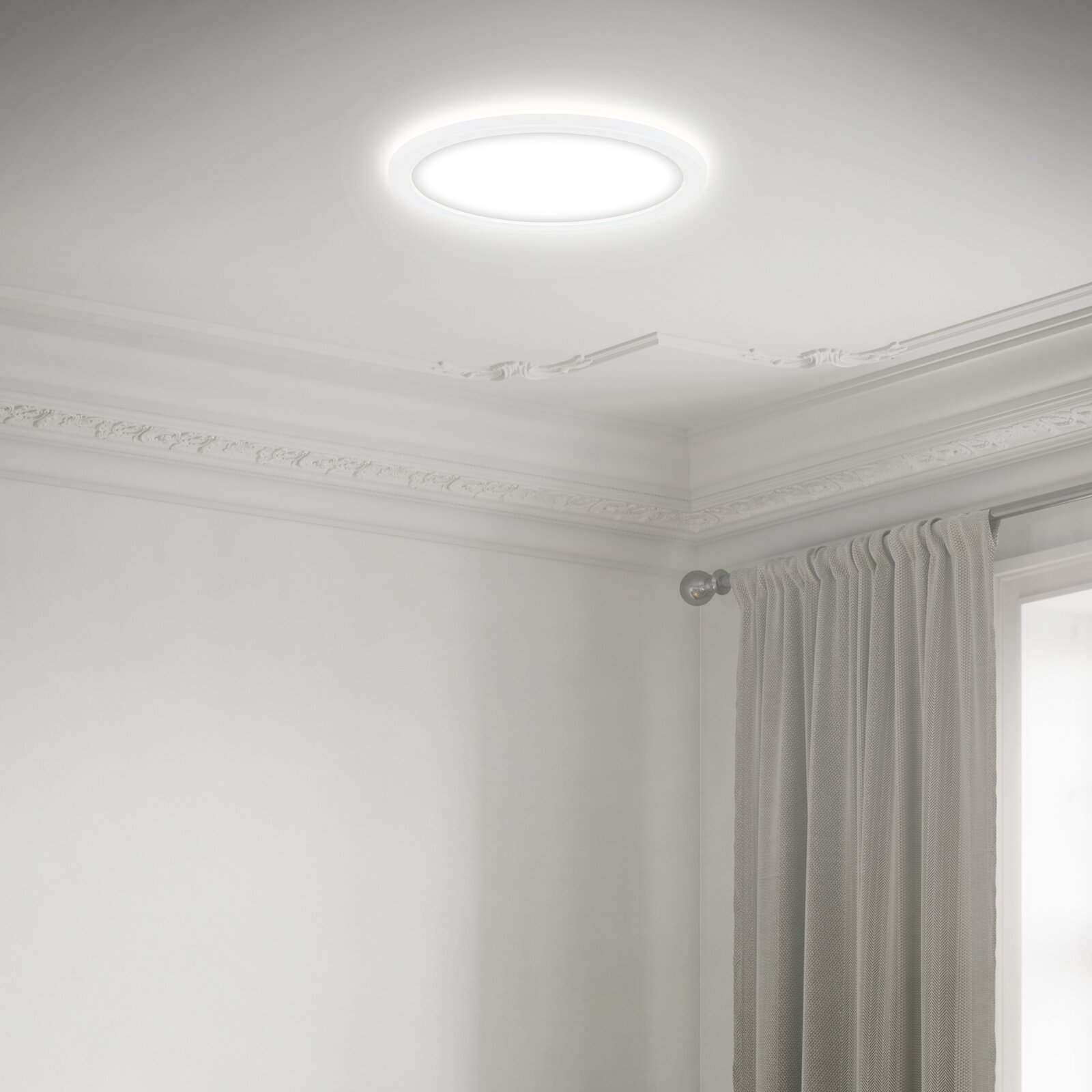 LED-Deckenleuchte Briloner SLIM, montiert an einer Zimmerdecke, seitliche Perspektive